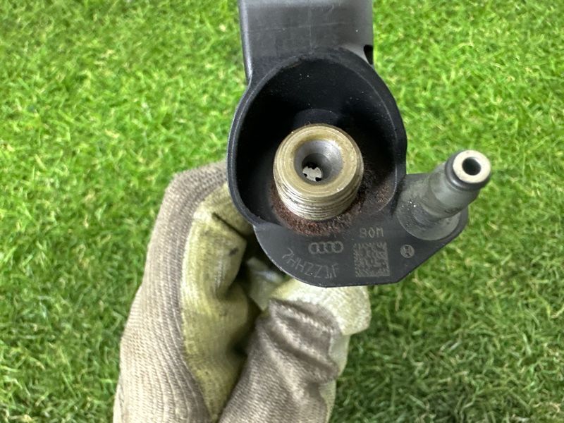 Форсунка топливная Volkswagen Touareg NF 3.0 TDI 2011