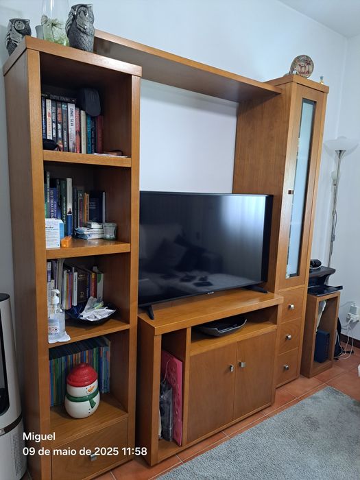 Movel de sala em madeira de castanho