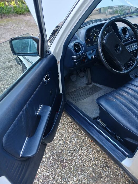 Mercedes 300d W123 reservado