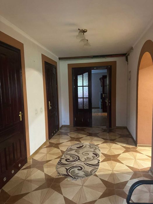 Житловий будинок та земельна ділянка 10 сот., м. Жовква