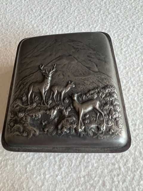 Antiga Caixa Tabaqueira / Cigarreira de Mesa em metal – Tema Caça (11 cm)