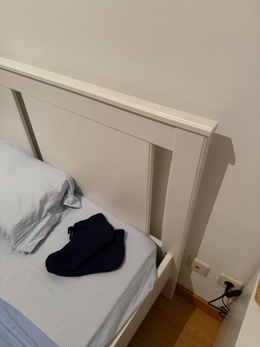 Cama com estrado de ripas + Mesa de cabeceira IKEA