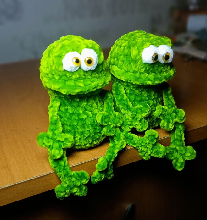 Плюшева в'язана жабка