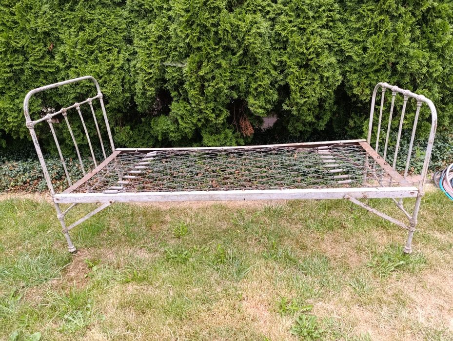 Metalowe łóżko na kółkach