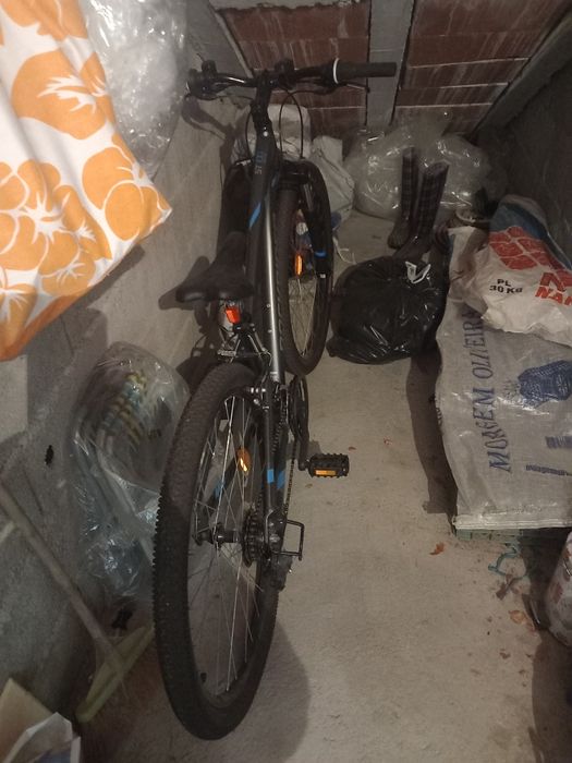 Vendo bicicleta  btt nova com ofertade compressor  de ar novo