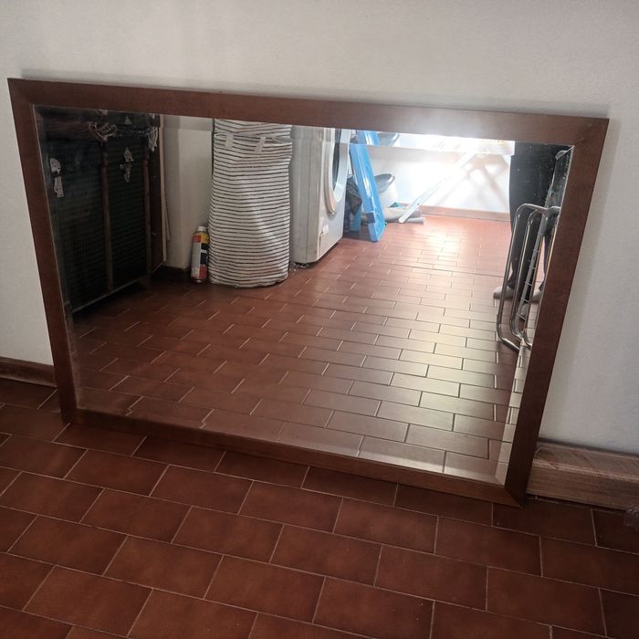 Espelho com moldura de madeira