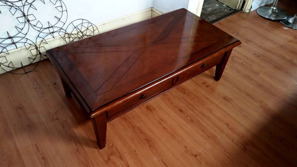 Mesa de centro em madeira com gavetas duplas