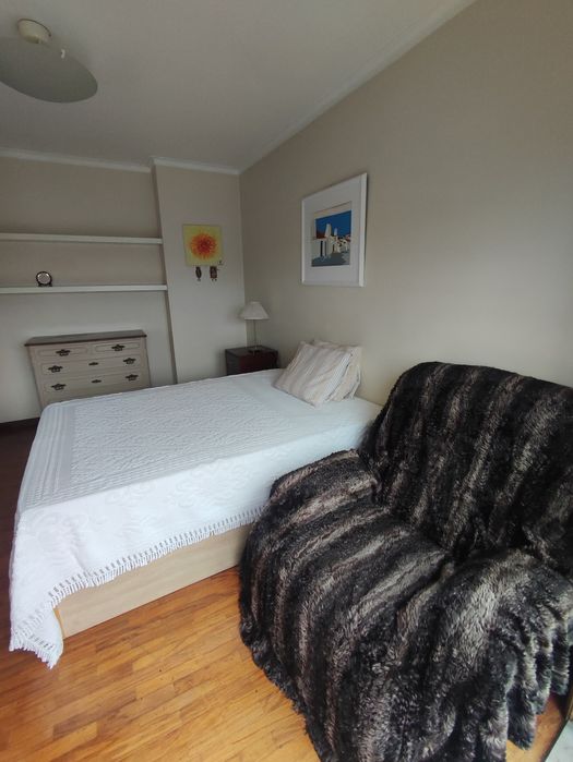 Quarto individual com luz solar direta