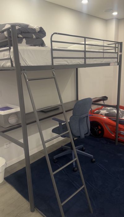 Cama alta infantil com secretária – excelente estado