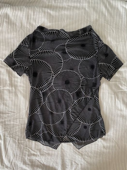 Czarna zwiewna bluzka z krótkim rękawem