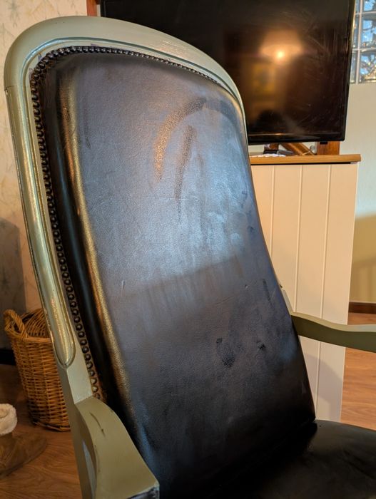 Cadeirão todo em pele, antigo e restaurado