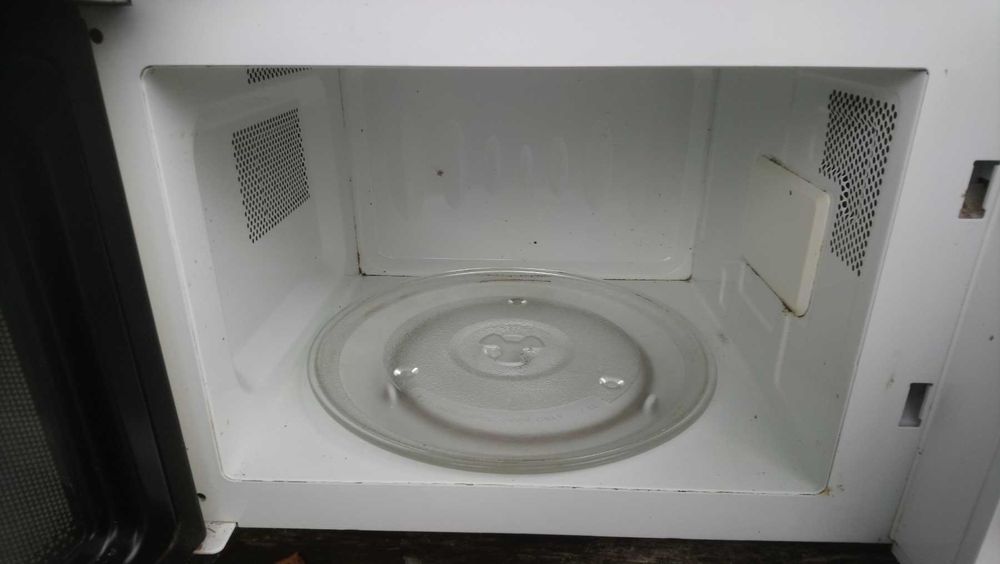 Мікрохвильова піч LG MS-2027CW  800 Вт, вживана