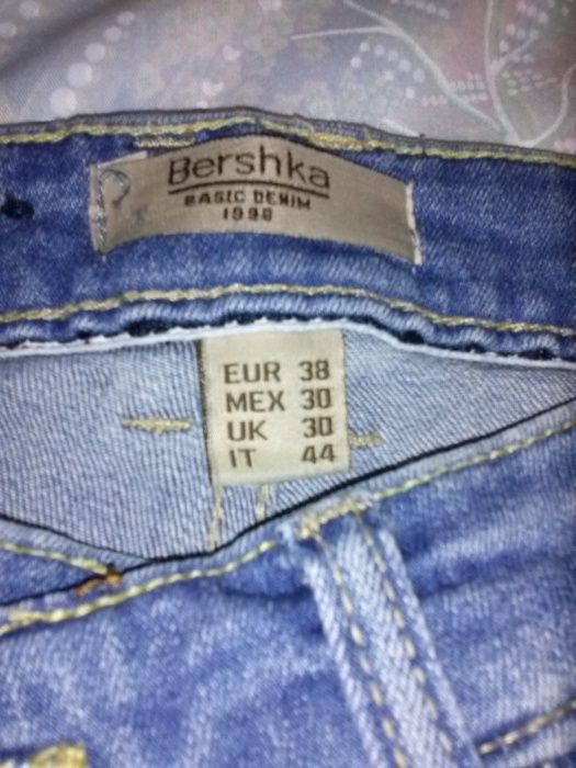 12 euros as 6 calças de ganga stradivarius e bershka,