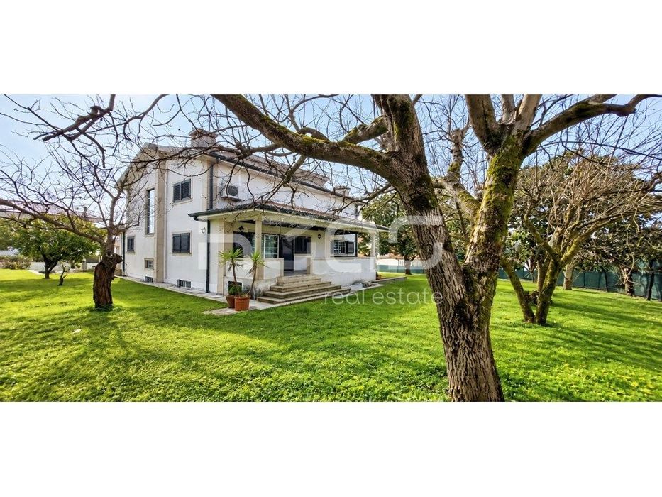 Moradia T4 com Garagem para 3 Viaturas a 5 minutos de Guimarães