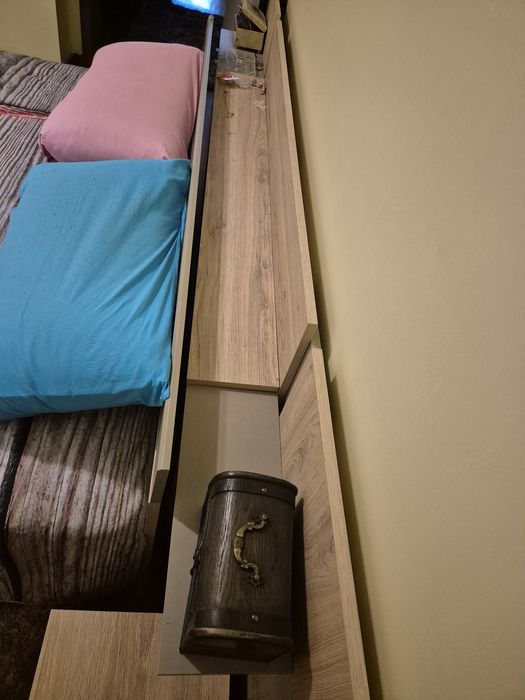 Cama de casal com mesinha