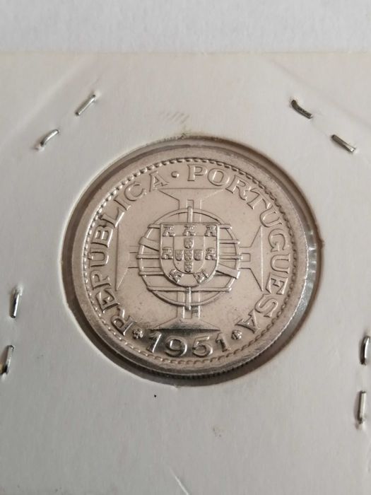 Moedas prata de S.Tomé e Príncipe de 5 escudos. Cada moeda tem 1 valor