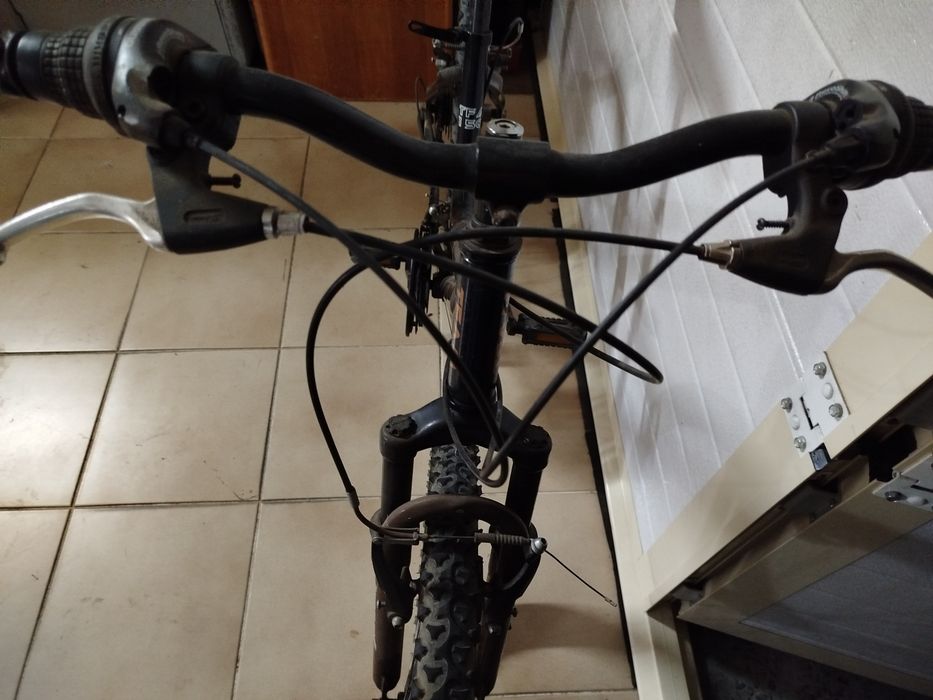 Bicicleta de passeio dá para homens e mulheres.