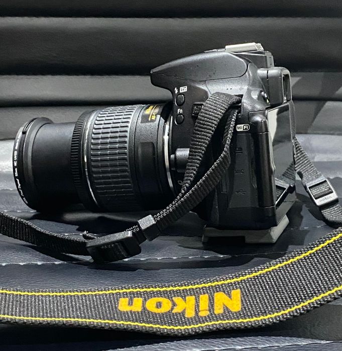 Máquina fotográfica Nikon D5600  + AF-P 18-55 VR, extras