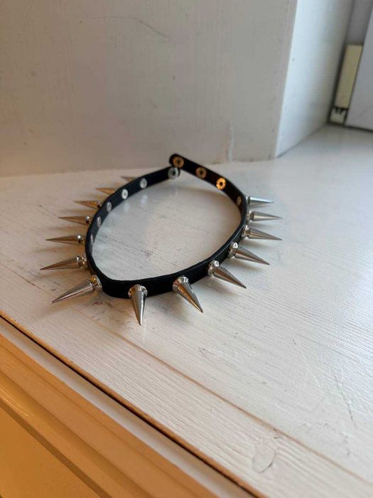Чокер с шипами в стиле панк или готика.