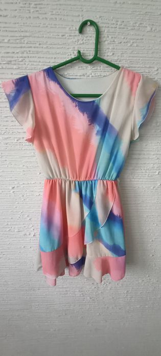 Sprzedam letnią sukienkę 146