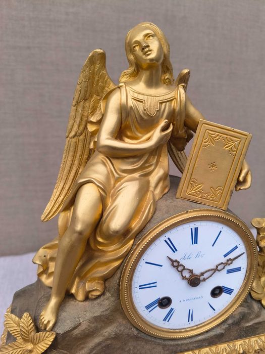 Francuski zegar z brązu złoconego - figura anioła