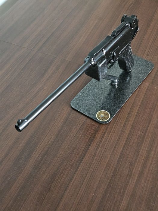 Metalowa rzeźba pistoletu