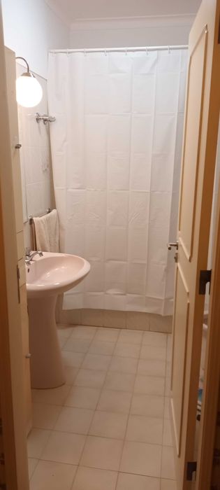 Quarto Mobilado em Mem Martins