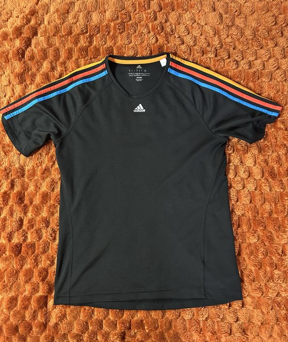 Футболка Adidas.