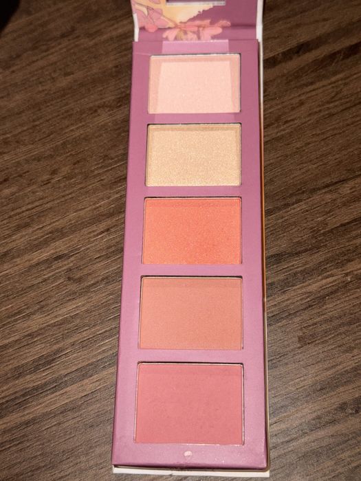 Essence peachy blossom paletka róży do policzków