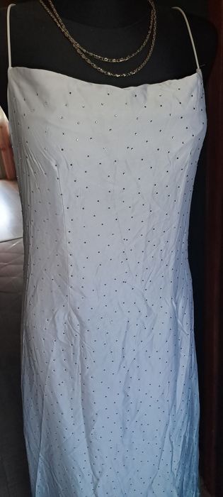 Elegancka dluga sukienka w ala diamencikina ramiaczkach odkryte plecy