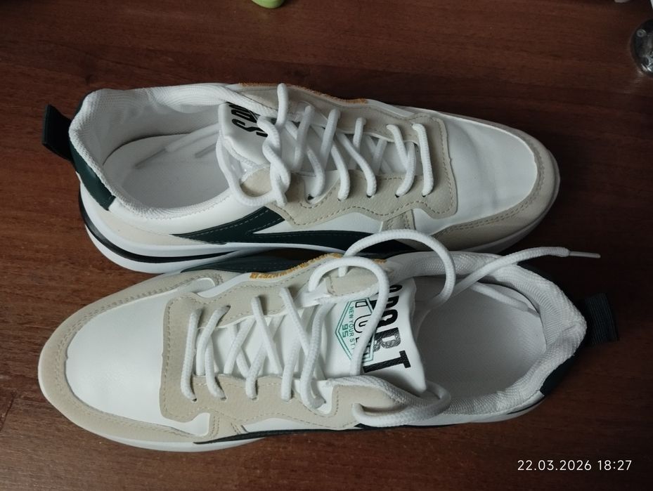 Кросівки чоловічі