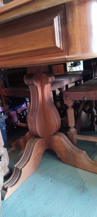 Mesa de madeira maciça com 8 cadeiras