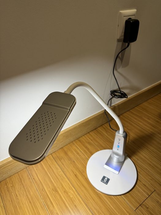 Candeeiro LED com regulação de intensidade de luz e de posição