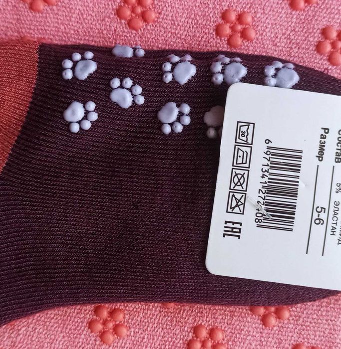 Preço por par: 2 euros. Novas meias felpudas com adesivos antiderrapantes. Tamanho 5-6 anos.