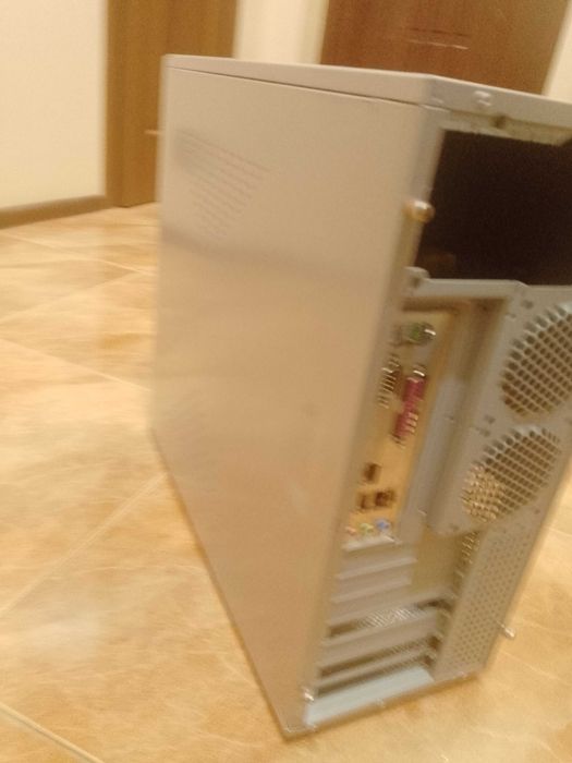 корпус компьютера с материнкой