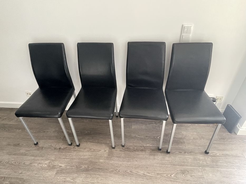 4 cadeiras estofada preta