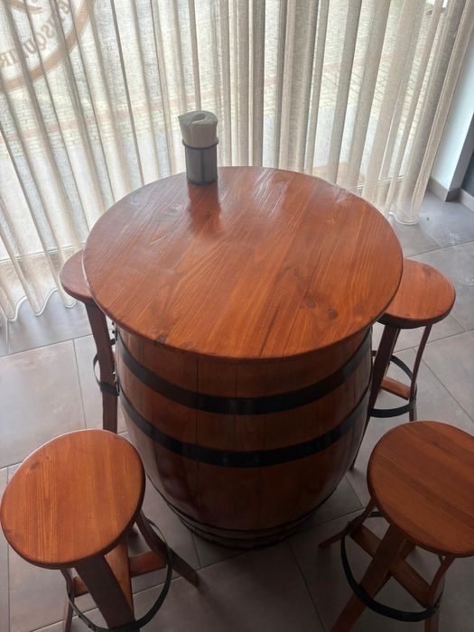 Mesa em Pipo com 4 bancos