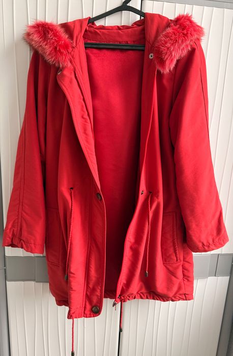Casaco vermelho, com pelo capuz verdadeiro