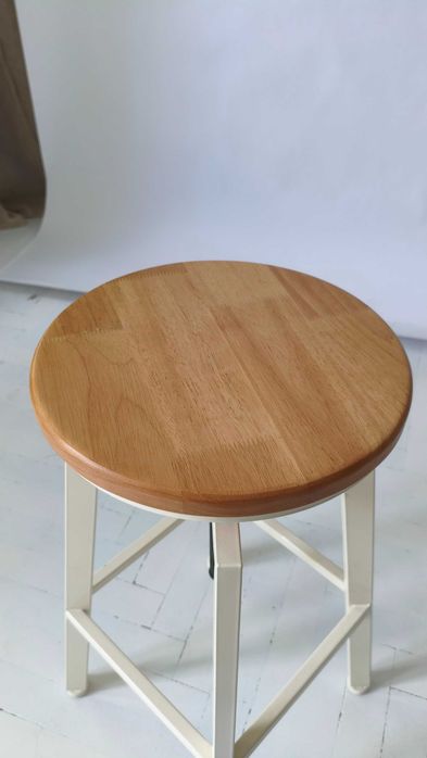 Wysoki obrotowy taboret Zara
