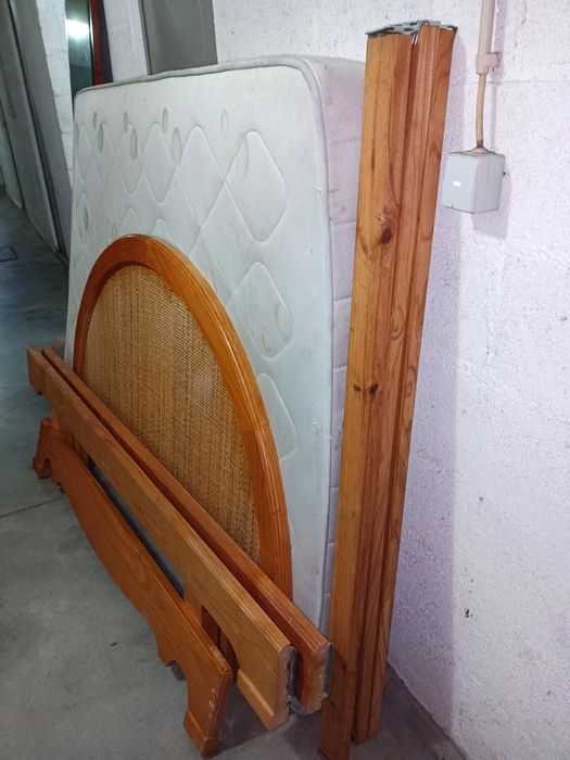 Cama de casal com colchão e estrado, madeira maciça e cabeceira em bam