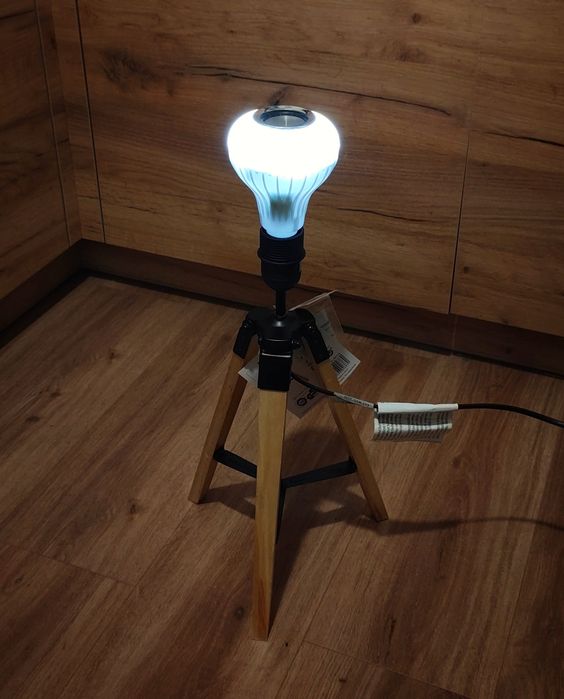 Podstawa lampy, drewniany statyw loft, stylowy trójnóg.