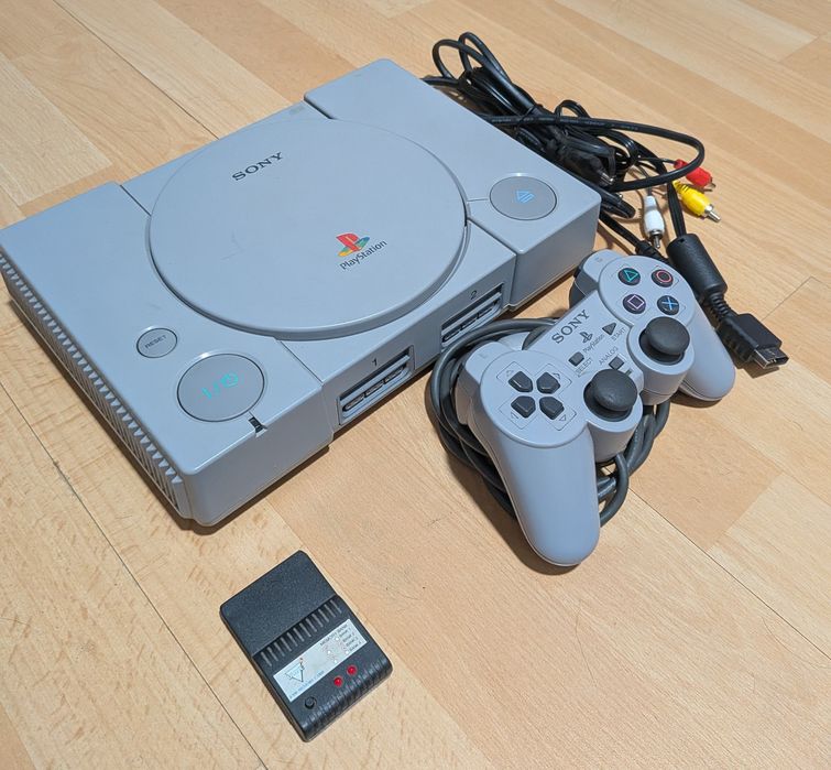 PlayStation 1 com comando e cartão de memória