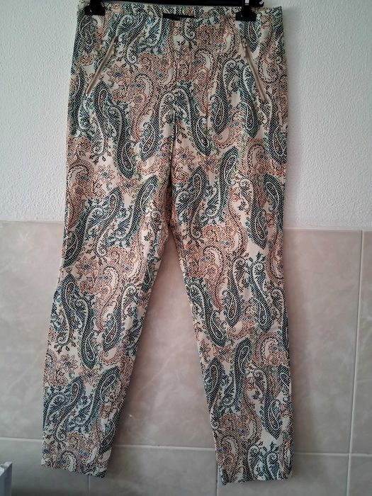 Calça e blusa Zara.