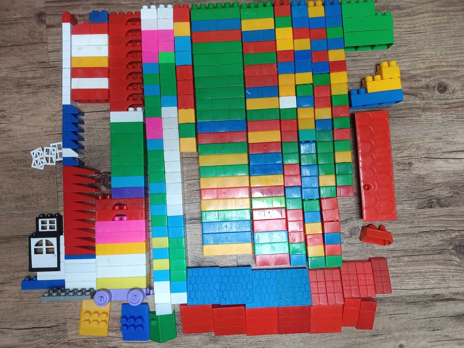 Klocki plastikowe zestaw 300 sztuk różnych klocków 1,7kg