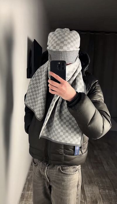 Louis Vuitton Шарф та шапка LV Monogram сірого кольору