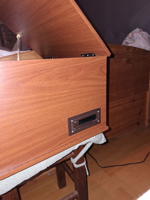Wieża retro z gramofonem.