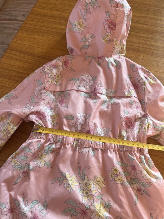 Гарна ветровка для дівчинки