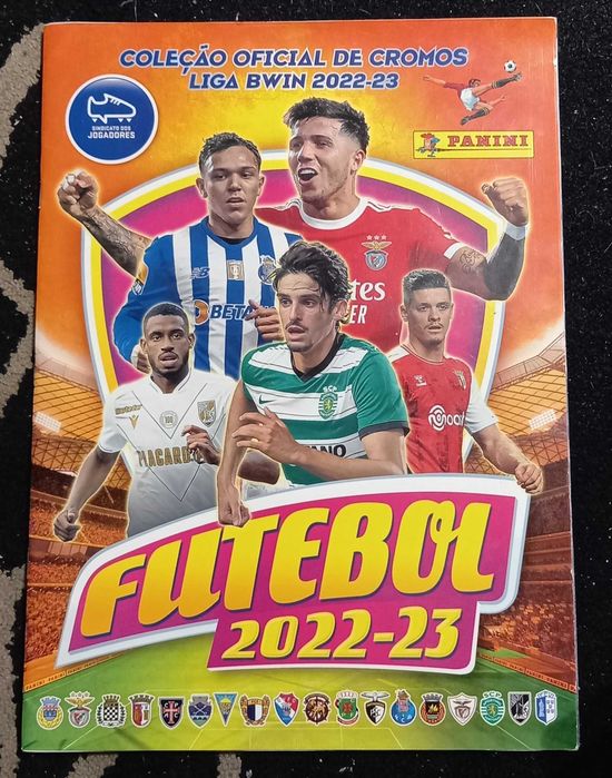 Caderneta de cromos Panini "Liga Bwin 2022-2023" com cerca de 340 cromos colados