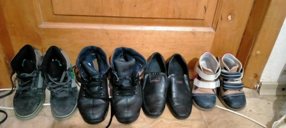 Віддам взуття на   хлопчика та різні аксесуари.