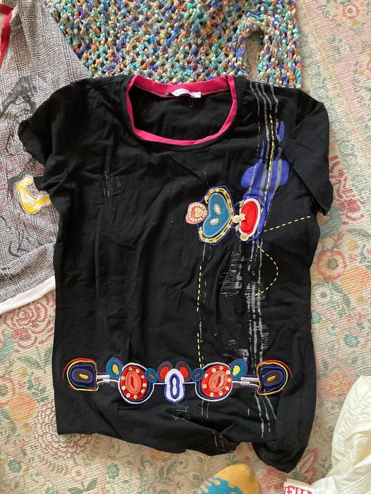 Várias peças de roupa